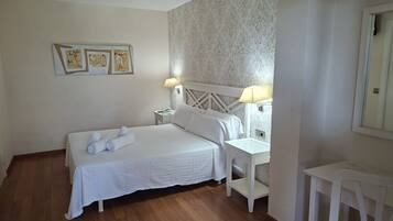 Habitación Superior con 1 cama doble o 2 individuales con jardín | Minibar, caja fuerte, escritorio y wifi gratis