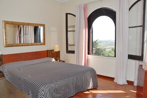 Minibar, in-room safe, desk, free WiFi - Hotel El Castell (Sant Boi de Llobregat)