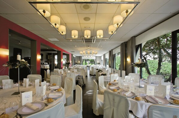 Lunch and dinner served, Mediterranean cuisine - Hotel El Castell (Sant Boi de Llobregat)