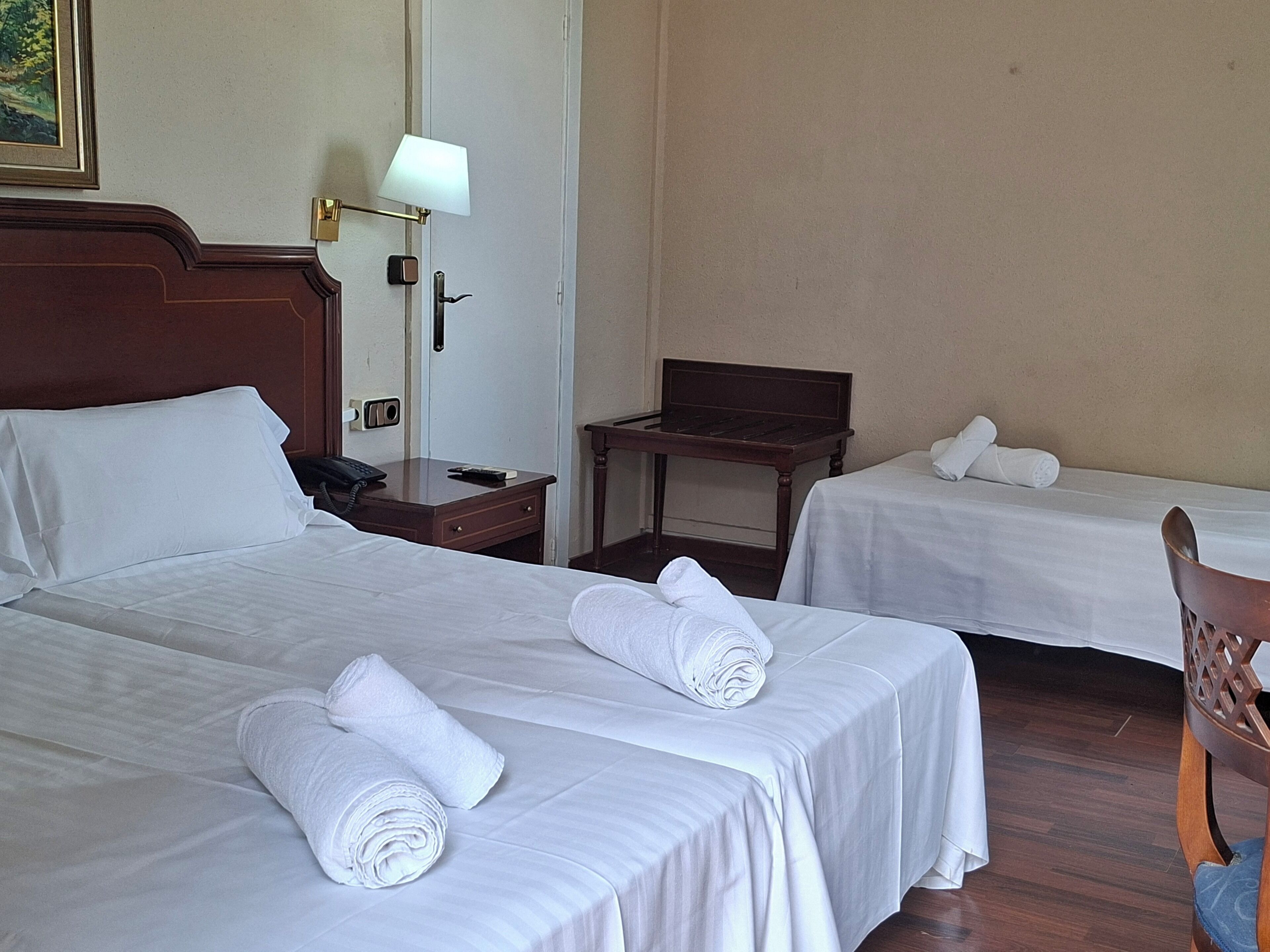 Triple Room | Minibar, in-room safe, desk, free WiFi