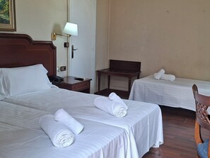 Triple Room | Minibar, in-room safe, desk, free WiFi - Hotel El Castell (Sant Boi de Llobregat)