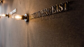 A wall-mounted sign with the text "ERFINDERLISTE" and a light bulb.