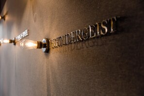 A wall-mounted sign with the text "ERFINDERLISTE" and a light bulb.