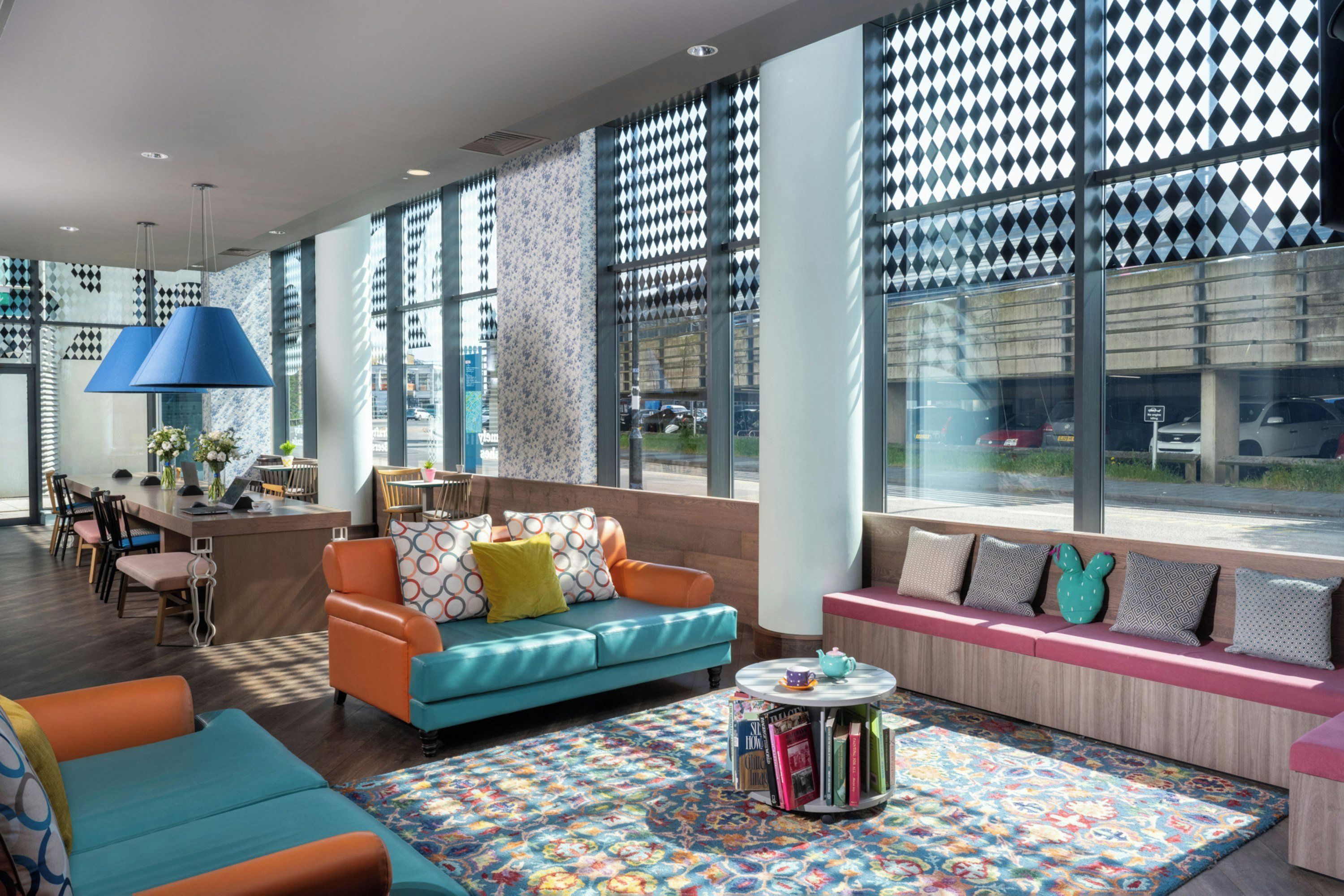 Ein modernes Interieur mit einem Sofa, einem Couchtisch und einem gemusterten Teppich.