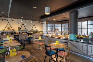 每日供应自助式早餐（每人 GBP 16）