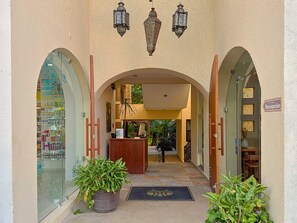 ฝ่ายต้อนรับ