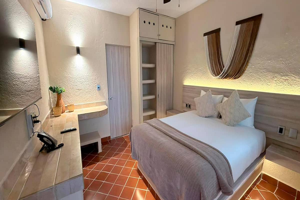 Premium bedding, in-room safe, free WiFi, bed sheets