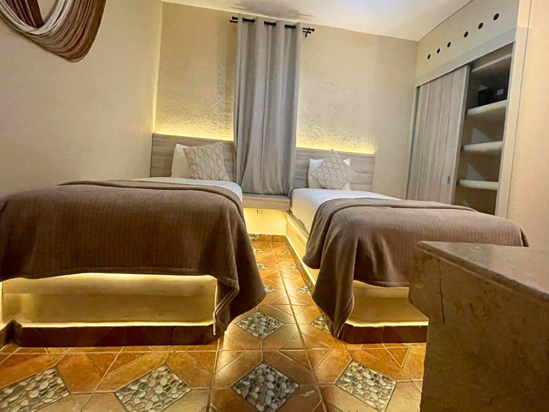 Ropa de cama de alta calidad y caja de seguridad en la habitación 