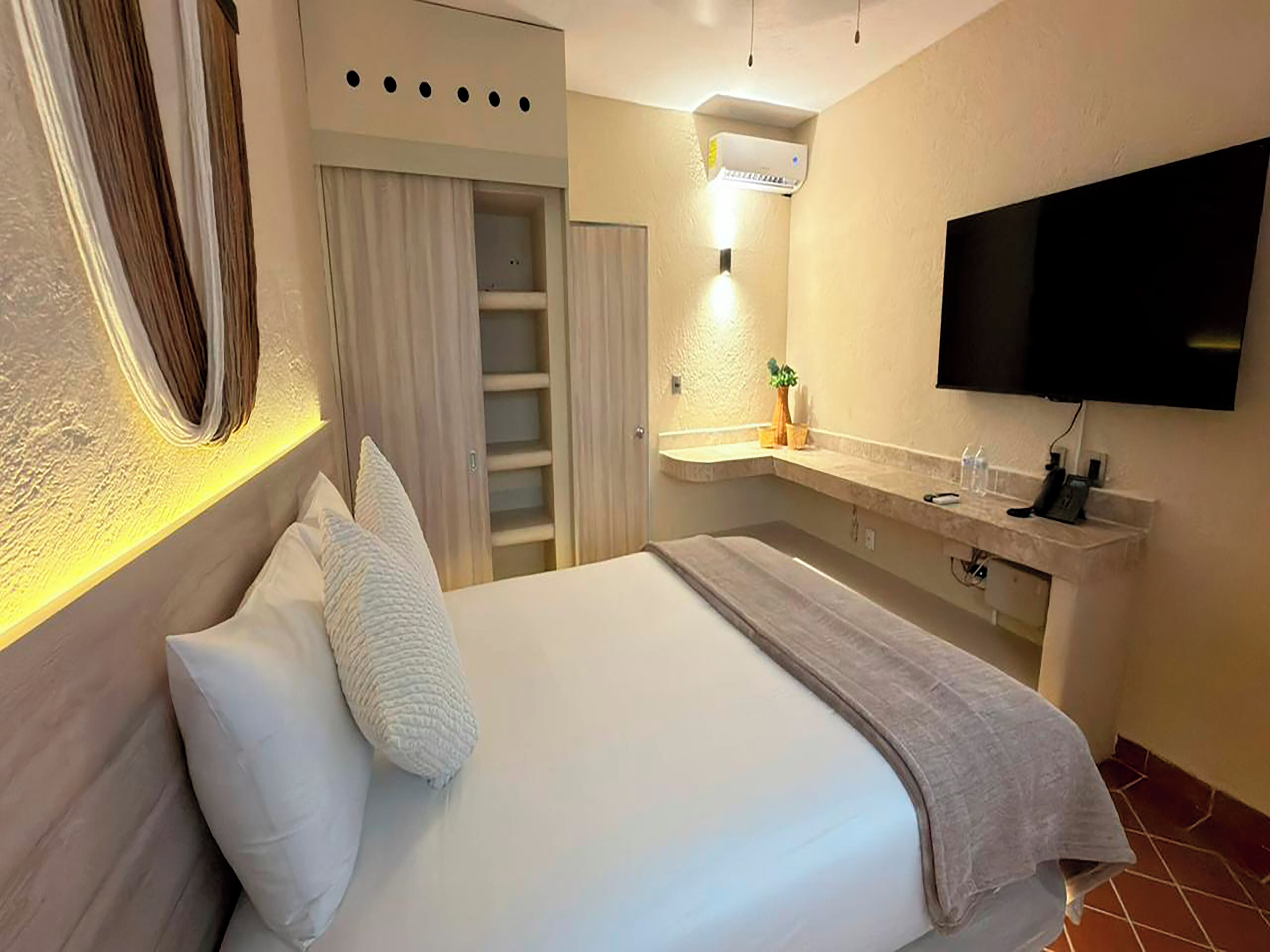 Habitación Deluxe | Ropa de cama de alta calidad y caja de seguridad en la habitación 