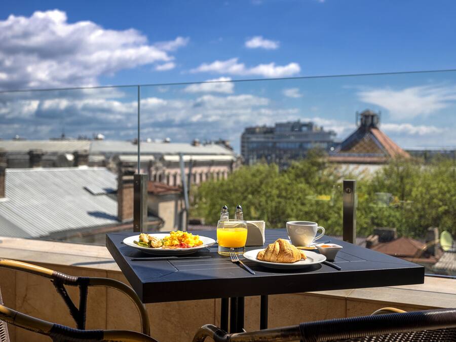 Daily buffet breakfast (UAH 250 per person)