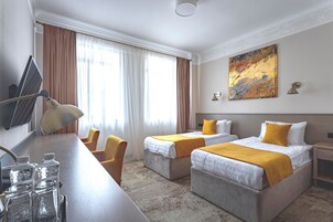 Standard Neoclassic Double Room | Ropa de cama de alta calidad, colchones con acolchado adicional, minibar