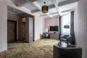 Habitación de lujo | Sala de estar | Televisión LED 