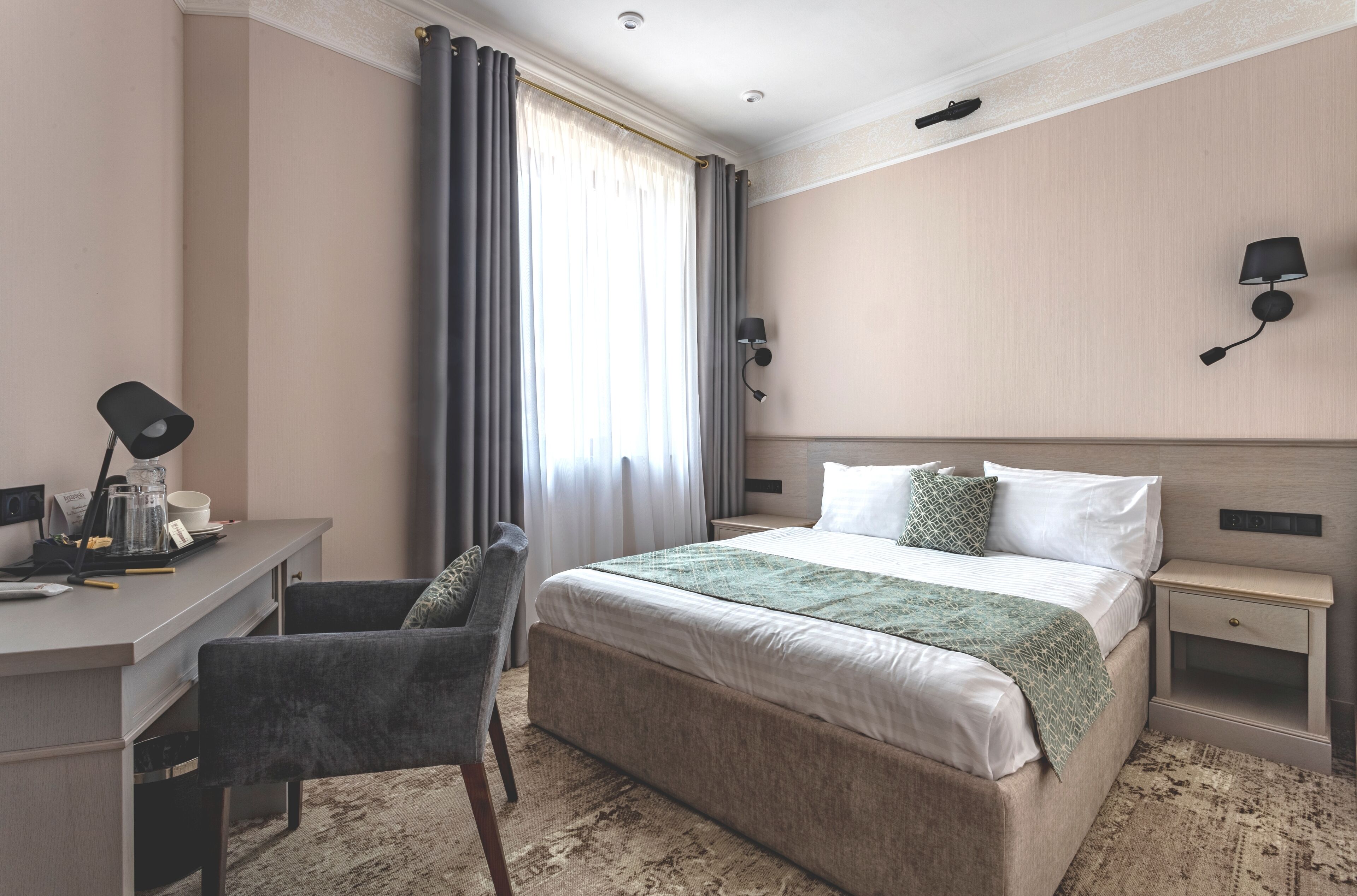 Sengetøy av topp kvalitet, senger med overmadrass og minibar