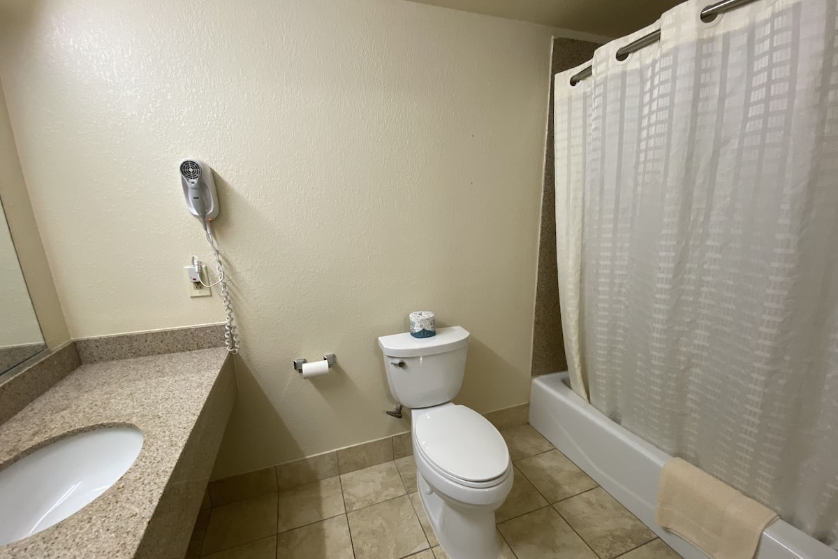 Ducha y bañera combinadas, secador de pelo y toallas