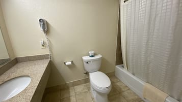 Tina con regadera, secadora de cabello, toallas