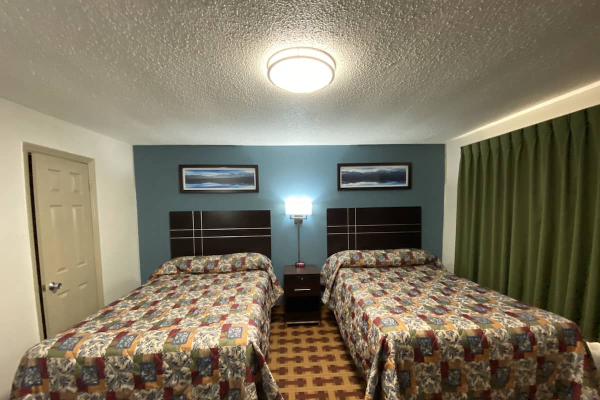 Escritorio, tabla de planchar con plancha, wifi gratis y ropa de cama