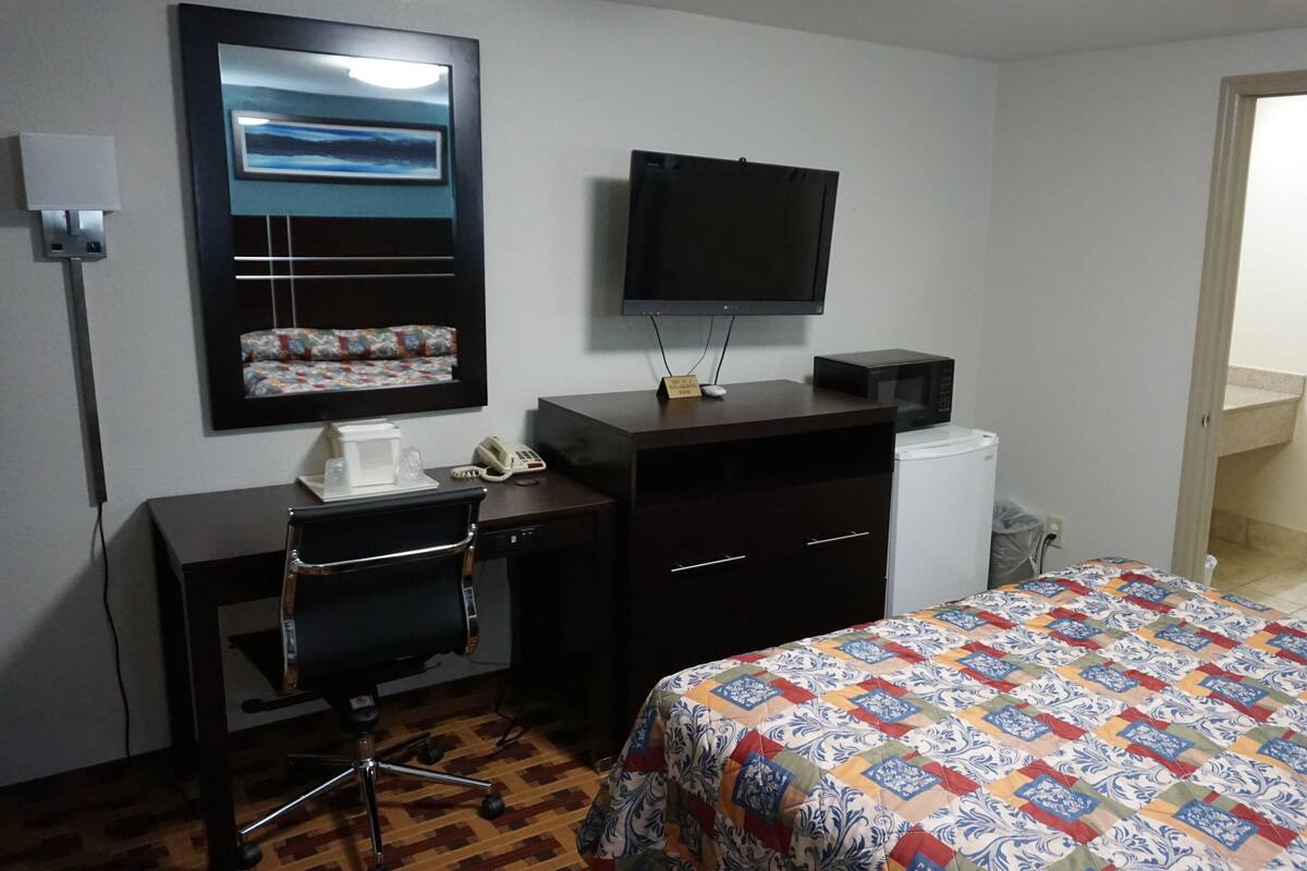 Room, 1 Queen Bed | Desk, iron/ironing board, WiFi (free), bed sheets