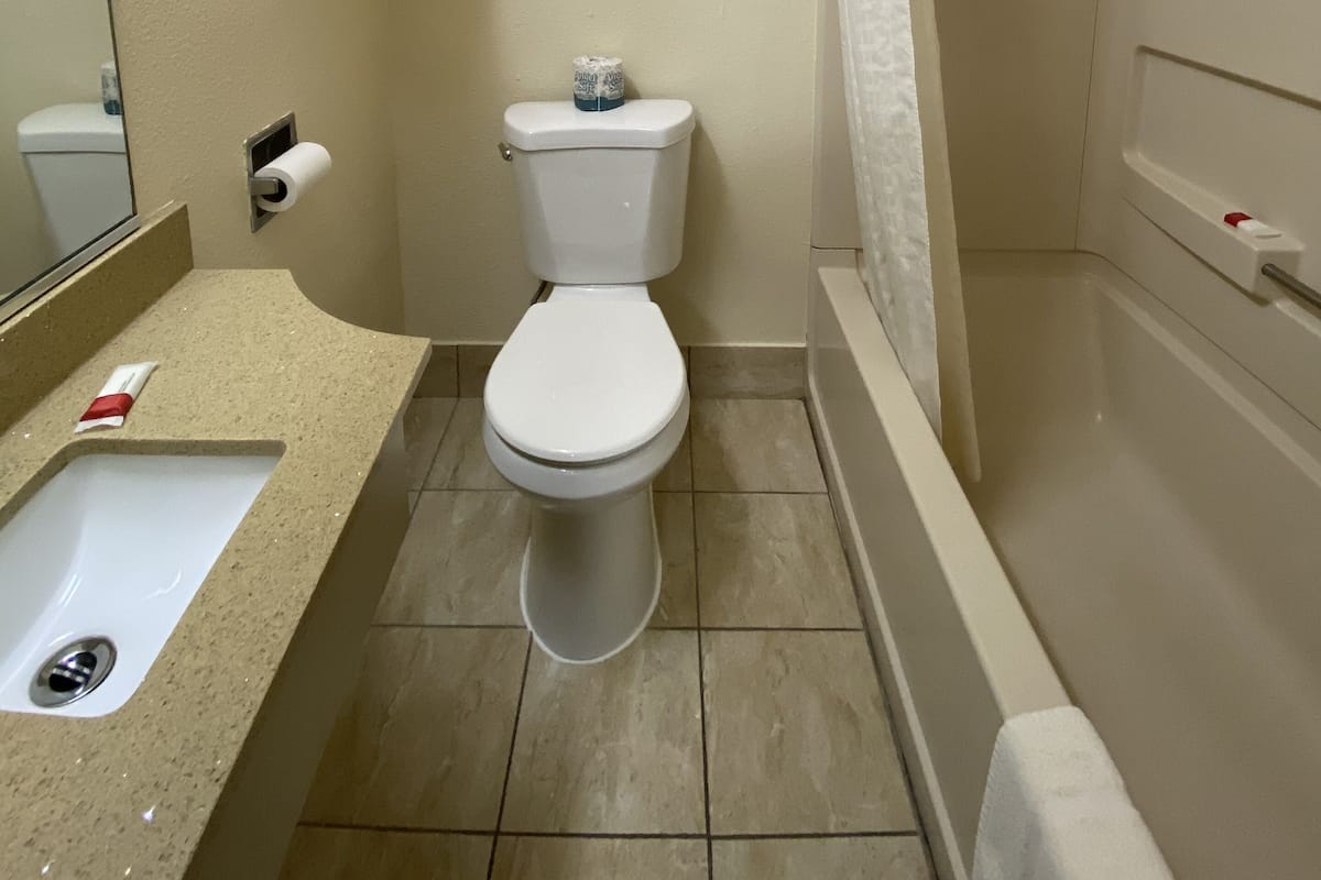 Ducha y bañera combinadas, secador de pelo y toallas