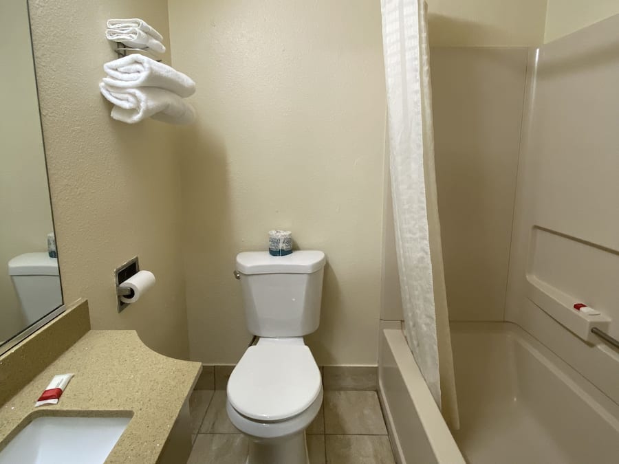 Bañera con ducha, secador de pelo, toallas