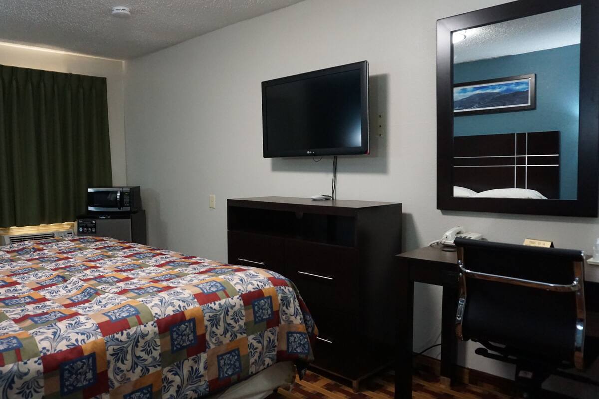 Room, 1 King Bed, Non Smoking | Desk, iron/ironing board, WiFi (free), bed sheets