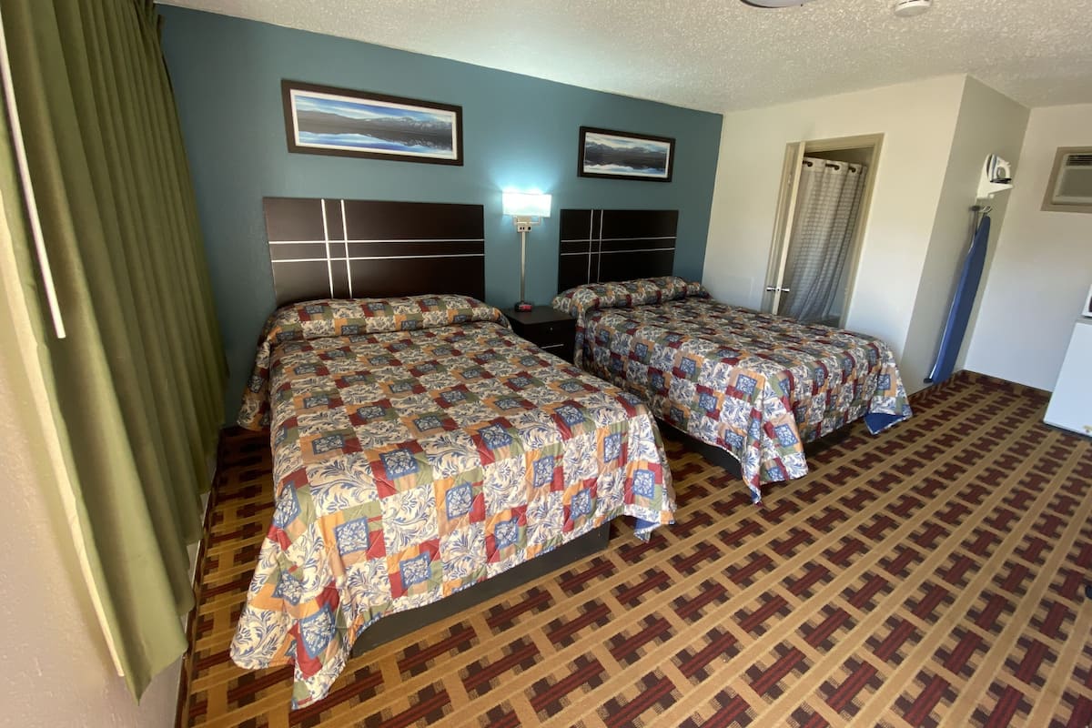 Escritorio, tabla de planchar con plancha, wifi gratis y ropa de cama