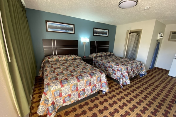 Skrivebord, strykejern/-brett, wi-fi (inkludert) og sengetøy