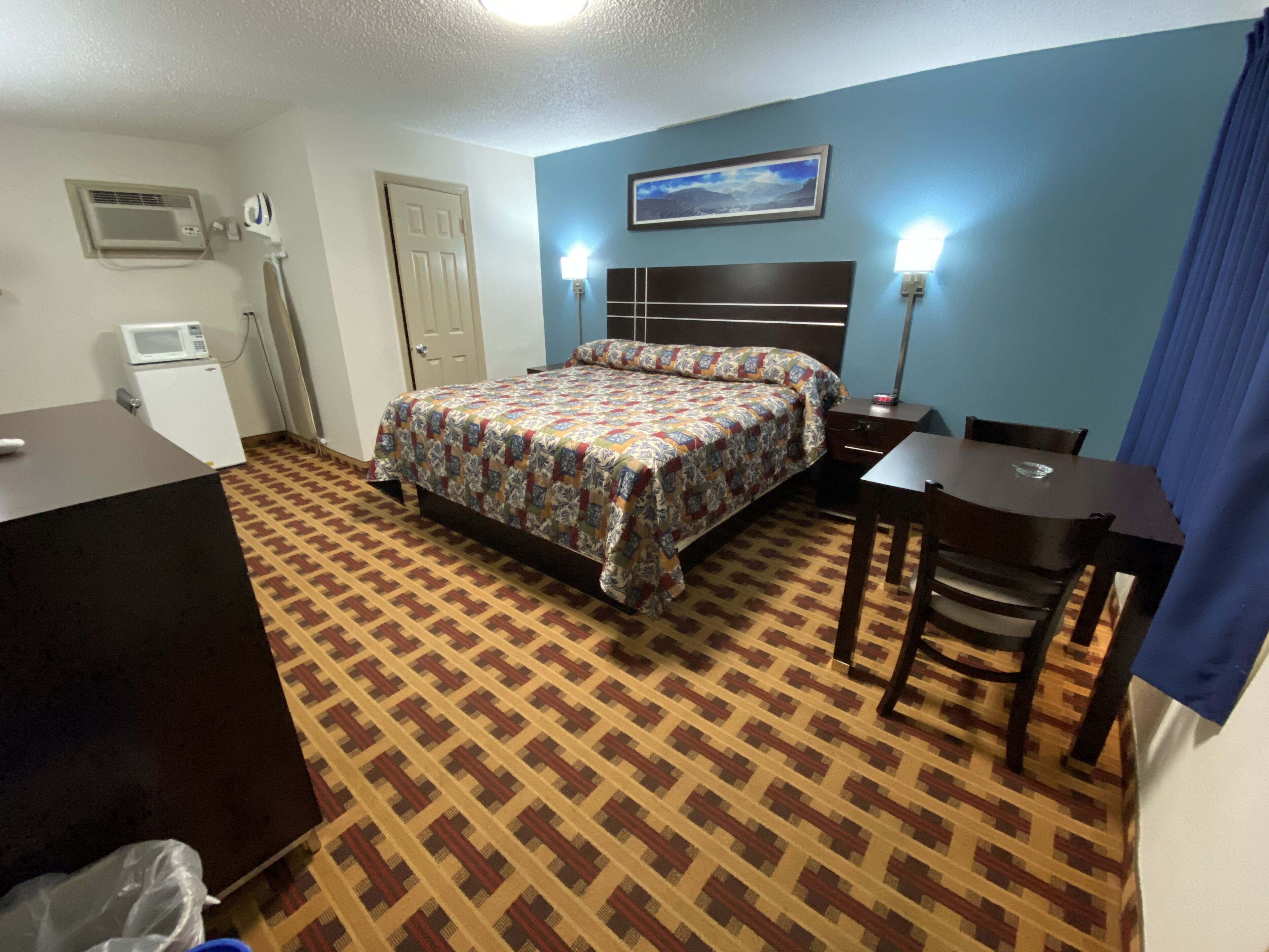 客房, 1 张特大床, 吸烟房 | 办公桌、熨斗/熨衣板、免费 WiFi、床单