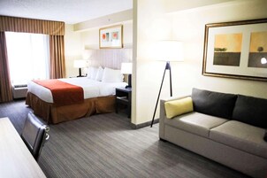 Ropa de cama de alta calidad y caja de seguridad en la habitación 