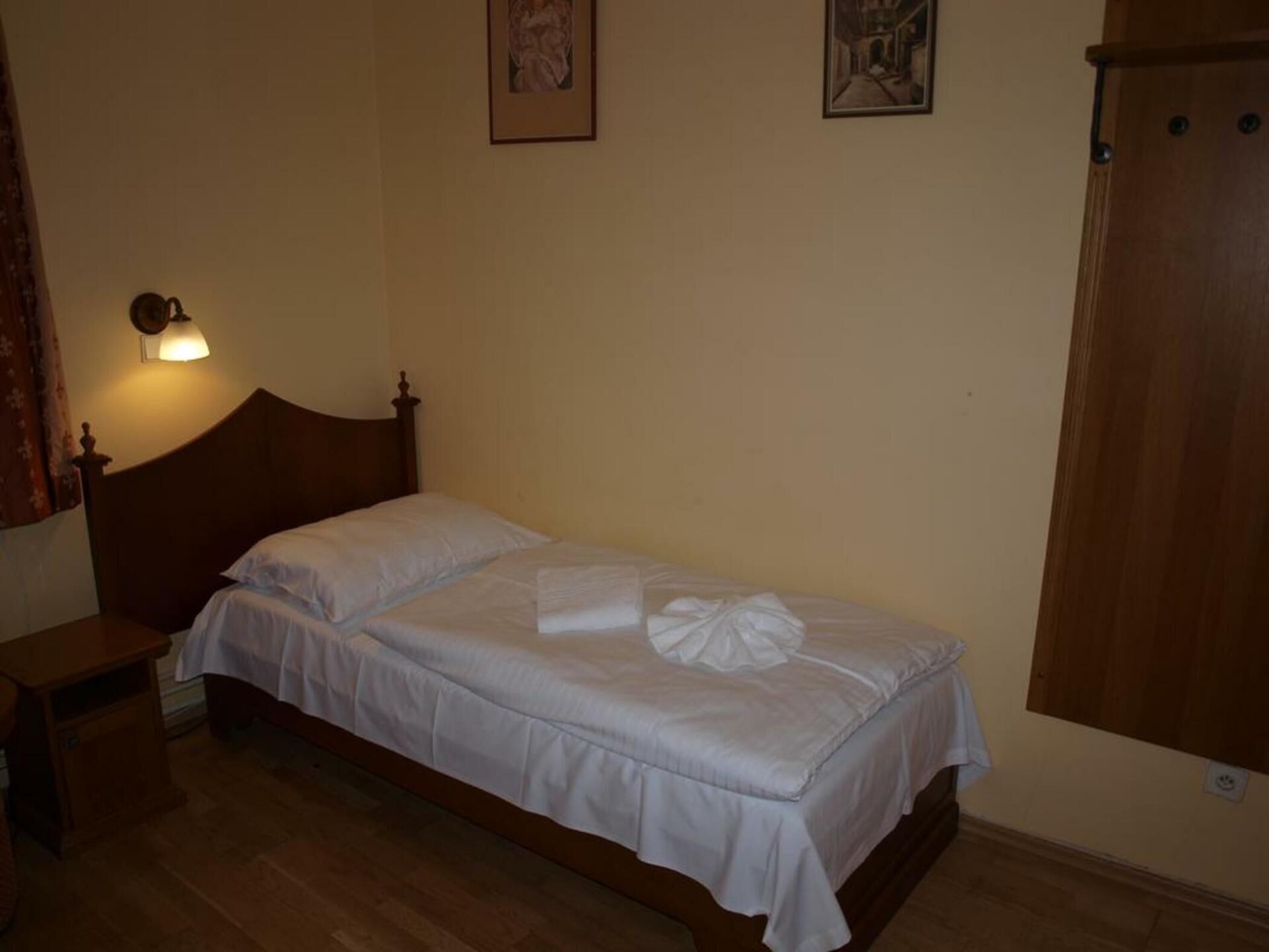 Hypo-allergenic bedding, minibar, blackout curtains, soundproofing