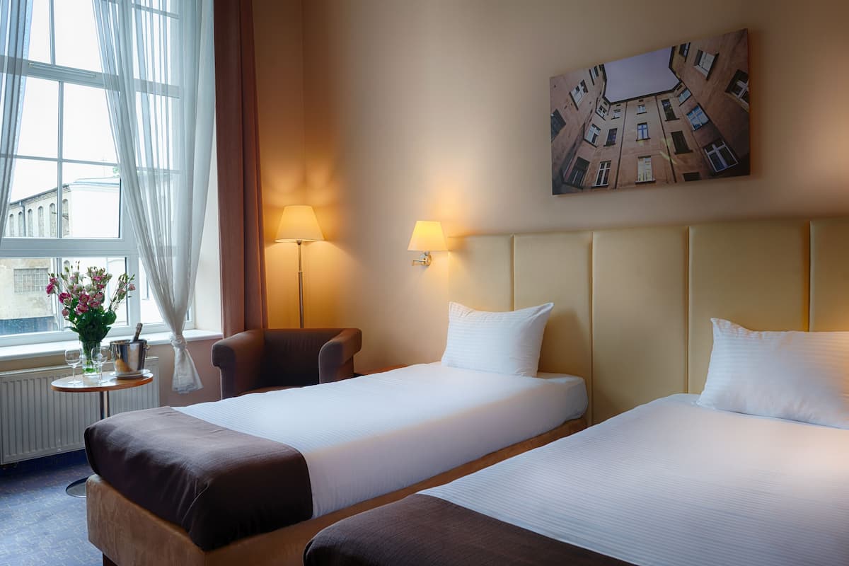 İki Ayrı Yataklı Oda, 2 Tek Kişilik Yatak | 1 yatak odası, masa, dizüstü bilgisayar çalışma alanı, ütü/ütü masası