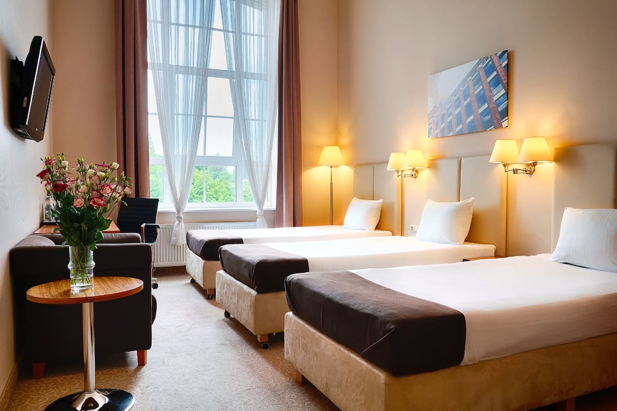 family room, 2 single beds | view from room