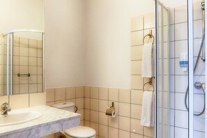 Ducha, artículos de tocador gratuitos, secador de pelo, toallas
