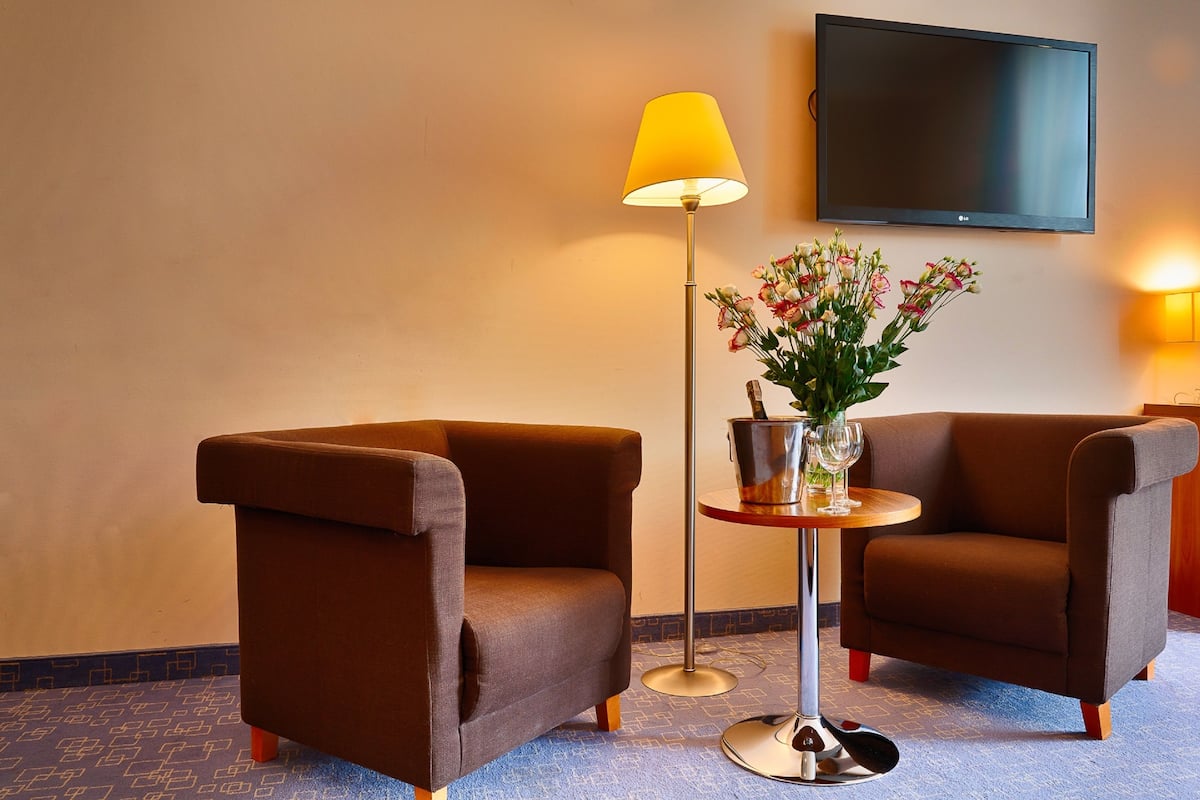 1 yatak odası, masa, dizüstü bilgisayar çalışma alanı, ütü/ütü masası