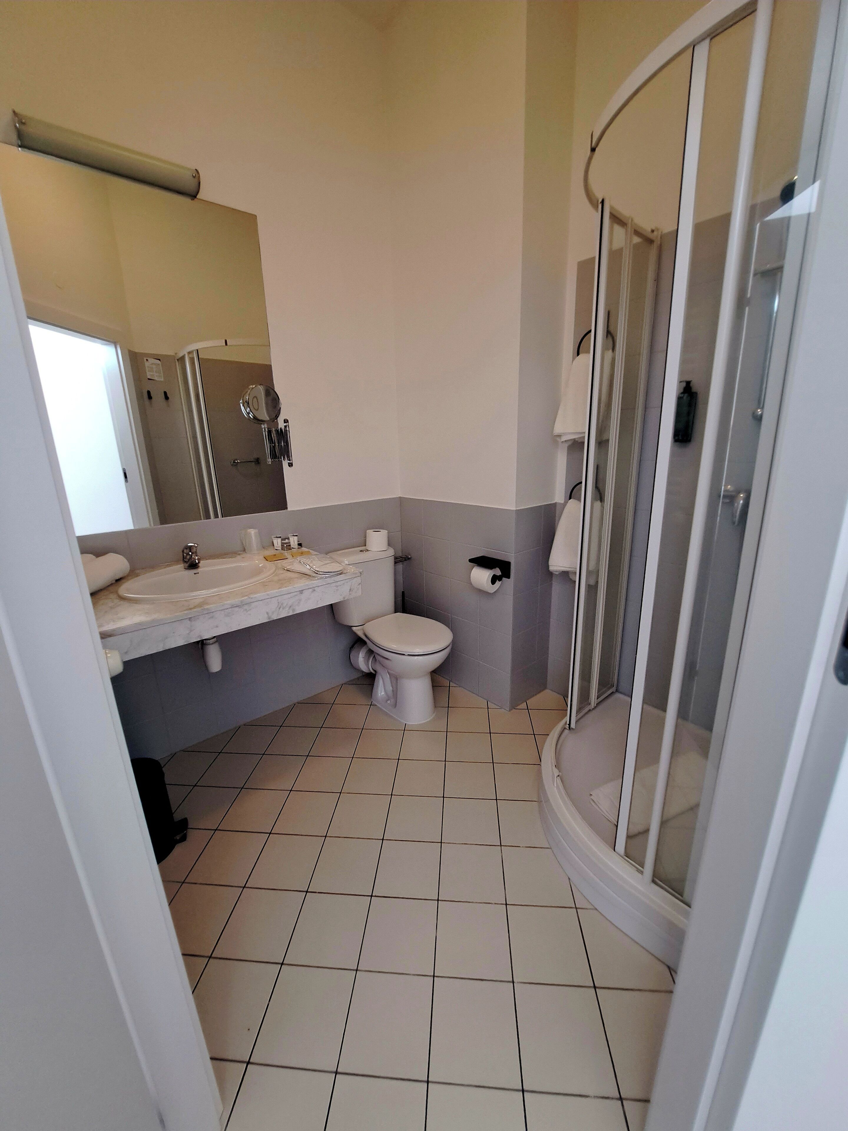 comfort apartment | bathroom | shower, free toiletries, hair dryer, towels