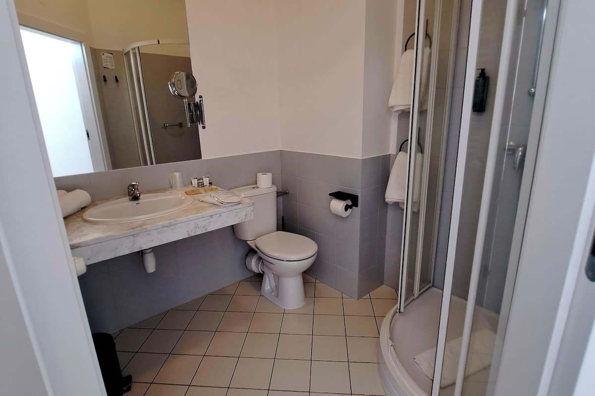 comfort apartment | bathroom | shower, free toiletries, hair dryer, towels