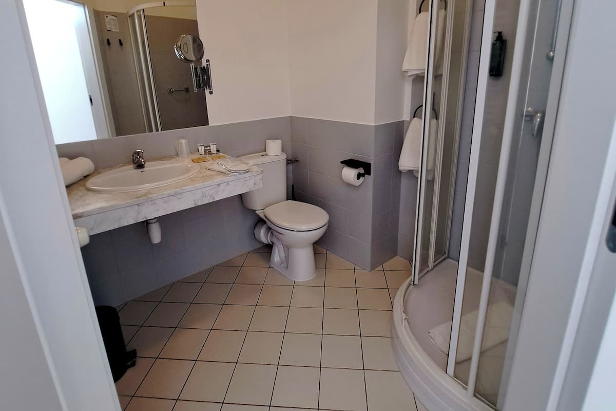 Comfort Apart Daire | Banyo | Duş, ücretsiz banyo/kozmetik ürünleri, saç kurutma makinesi, havlu