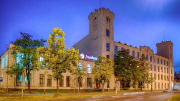 Fassade der Unterkunft – Abend/Nacht