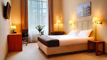 1 soveværelse, skrivebord, arbejdsområde til bærbare computere