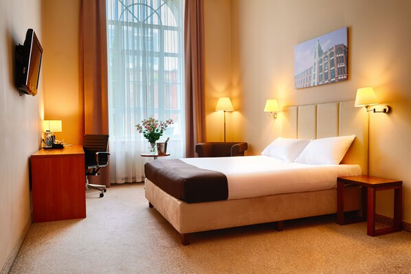 Escritorio y espacio para trabajar con laptop