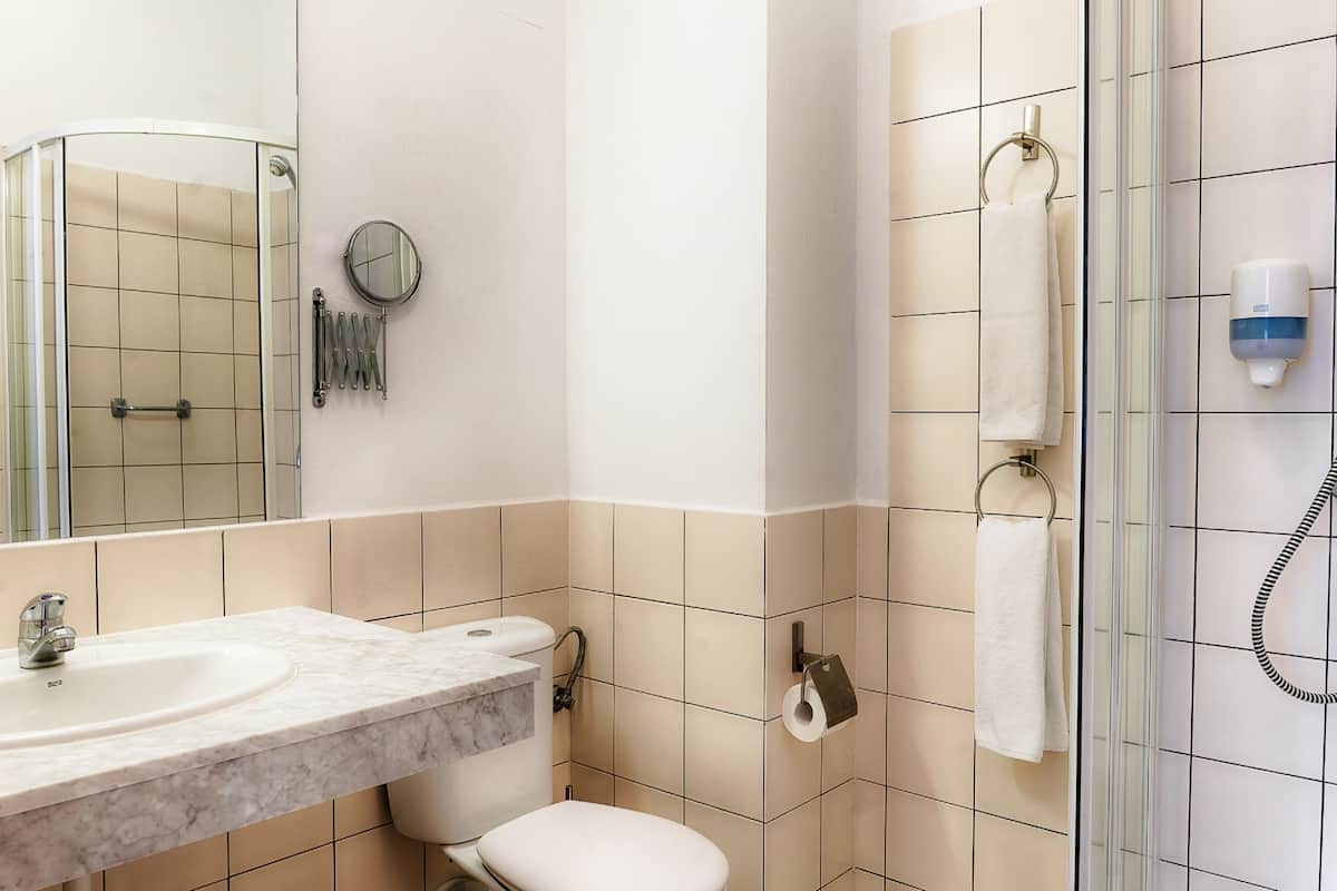 Duş, ücretsiz banyo/kozmetik ürünleri, saç kurutma makinesi, havlu