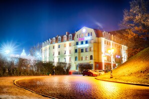 A hotel with a sign reading "focus hotel" and "RESTAURAZJA" indicating a restaurant on the ground floor. - Hotel Focus Szczecin (Szczecin)