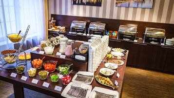 Se ofrece un desayuno bufé todos los días (65 PLN por persona)