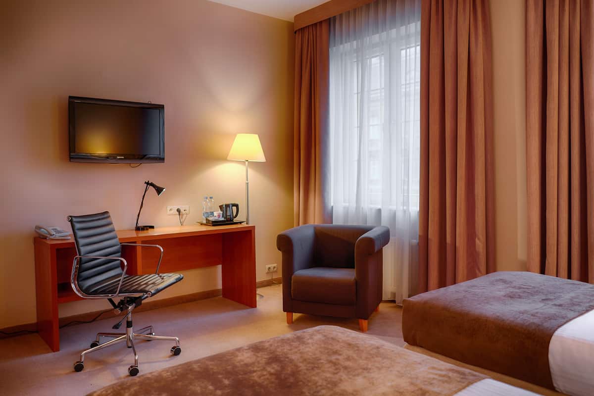 Hypoallergeen beddengoed, een kluis op de kamer, een bureau