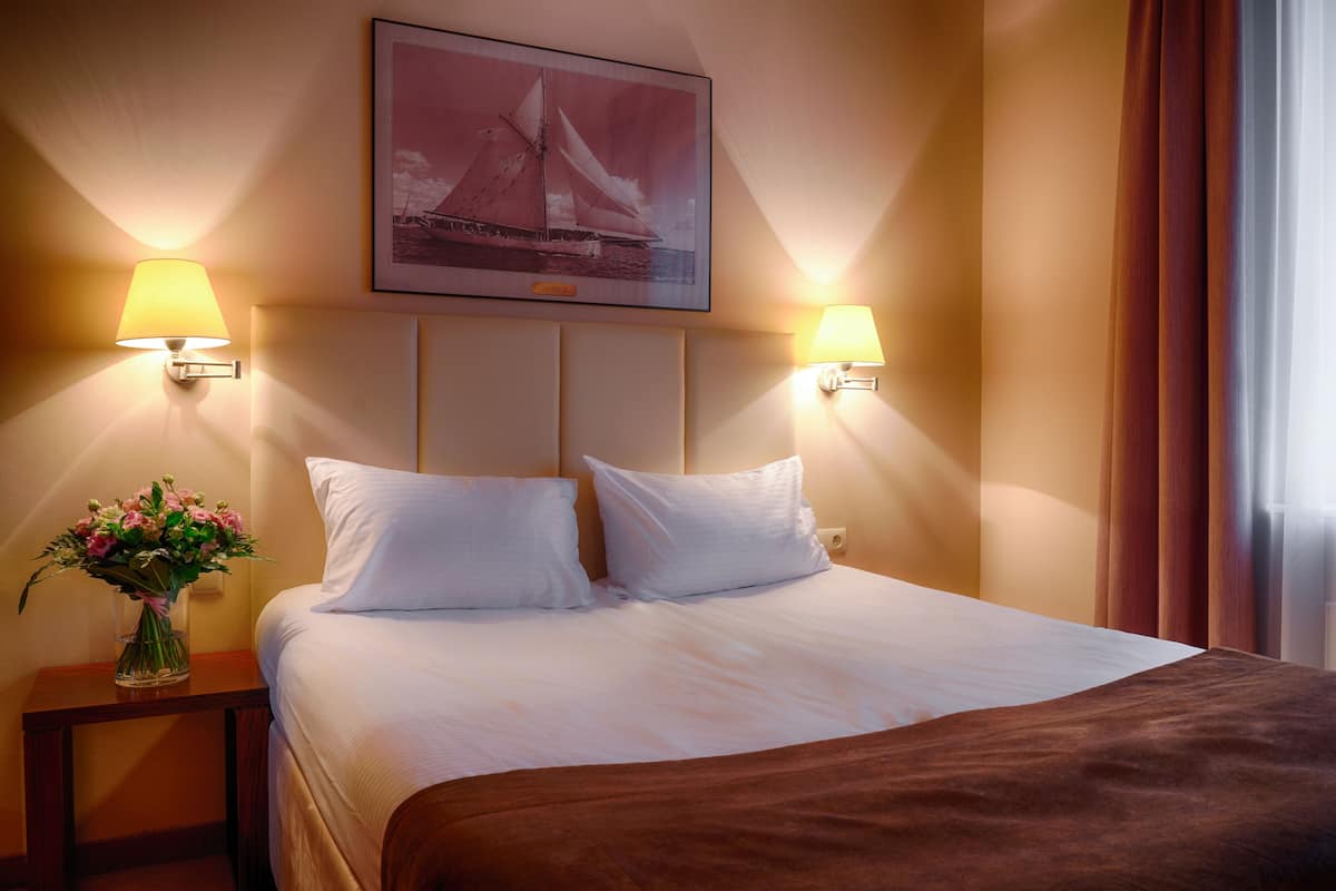 Hypoallergeen beddengoed, een kluis op de kamer, een bureau