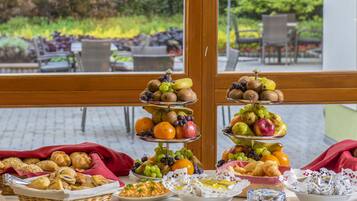 Café da manhã com buffet todos os dias mediante uma taxa