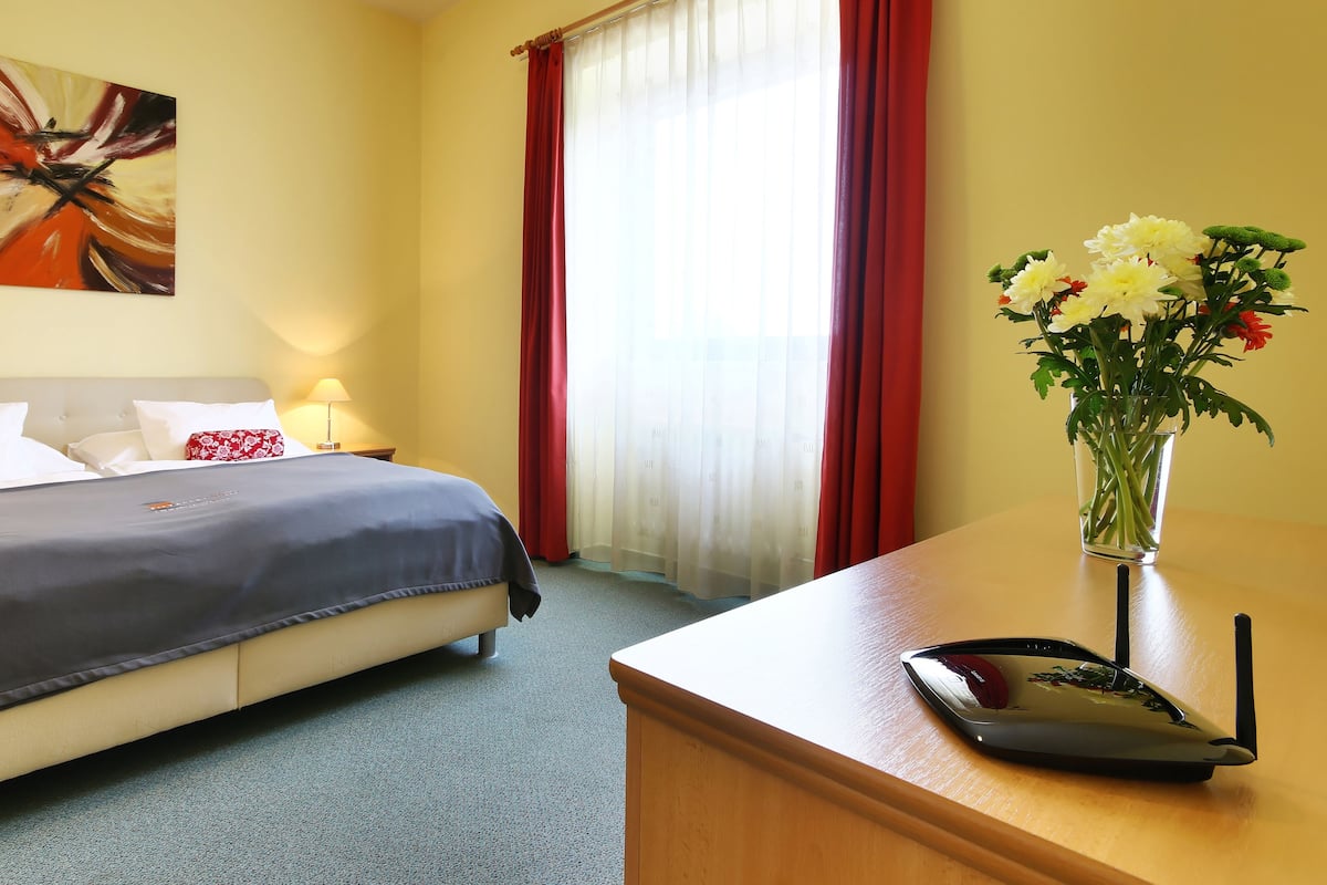 Appartement | Hypoallergeen beddengoed, een kluis op de kamer, een bureau