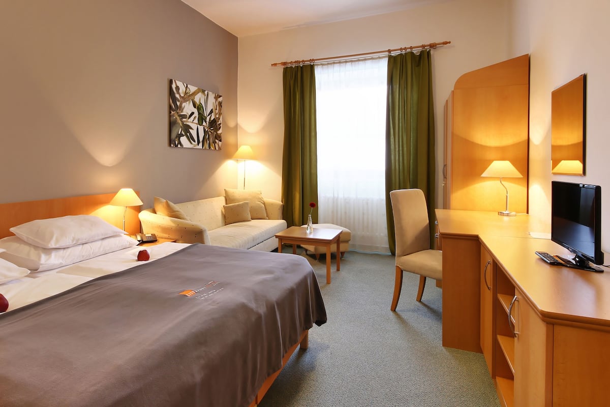 Business kamer, 1 twee- of 2 eenpersoonsbedden | Hypoallergeen beddengoed, een kluis op de kamer, een bureau