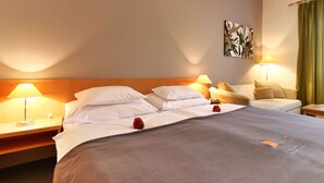 Business Double or Twin Room | Hypo-allergenic bedding available, in-room safe, desk, blackout drapes
