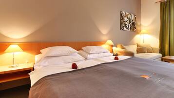 Business Double or Twin Room | Hypo-allergenic bedding, in-room safe, desk, blackout curtains