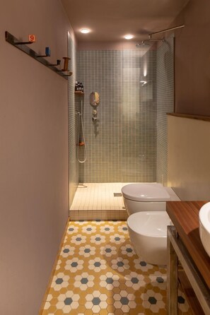 Deluxe Double Room, Balcony | Bathroom